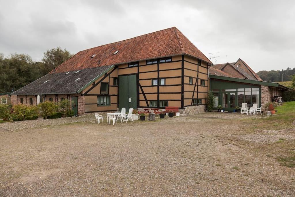 Nicolaye Suite 57 room 2